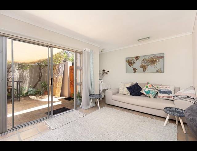 3 BEDROOM TOWNHOUSE TO LET IN BEACHFRONT